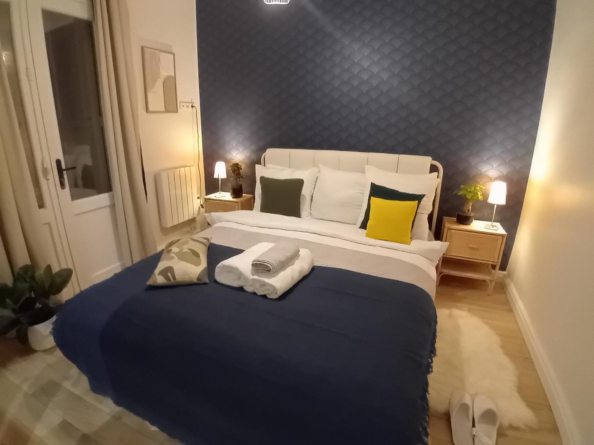 Homestay Eiffel Tour And Louvre Meusm 5 Minute , Front Metro, Gare Montparnasse Paris